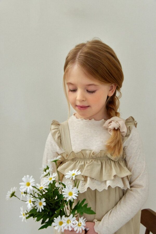 06D93671-24A3-4404-9199-66AEBBADB41D 〖預購〗百搭日常木耳邊上衣