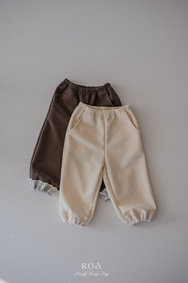 06E74FF3-55E6-47C6-A2FB-3C08CB03CD25 〖預購〗小小心意蕾絲縮口褲