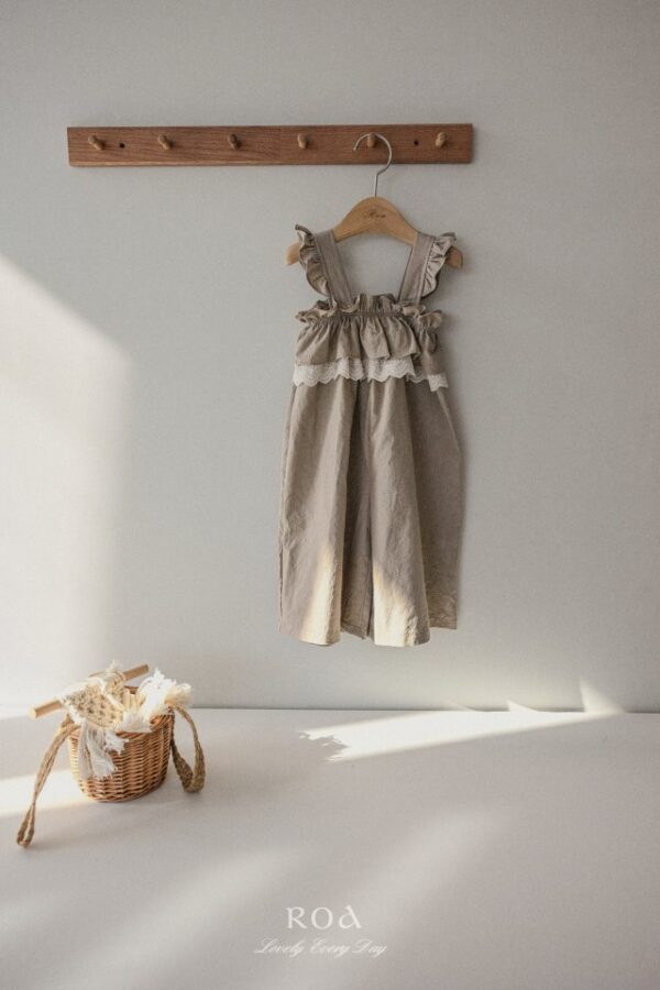 0B4268B6-7ACC-43E8-BAF8-B546FE531B4D 〖預購〗蕾絲修身花園吊帶褲