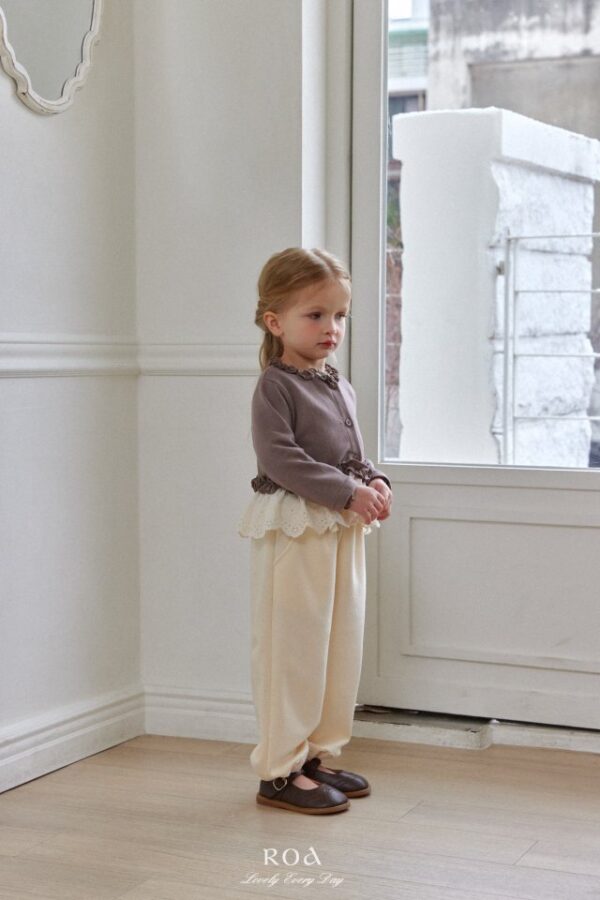 0B8B4D9B-15B7-4508-9622-1318CC82EBD3 〖預購〗小小心意蕾絲縮口褲