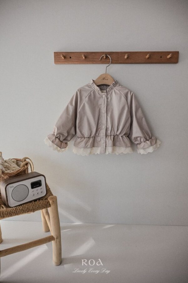 0FFA4D9B-5019-4FD1-BCEC-0A094458C737 〖預購〗柔雲微光風衣