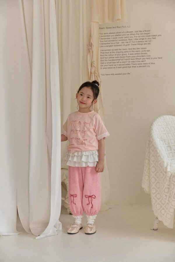 17BB8B2F-7E32-4A9D-8857-10677F2E0C18_1_105_c 〖預購〗絲緞蕾絲拼接上衣