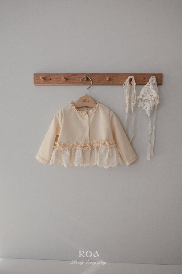 19188756-FA49-46B8-9F25-79BFCEBF8DD3 〖預購〗柔邊蕾絲拼接開襟衫