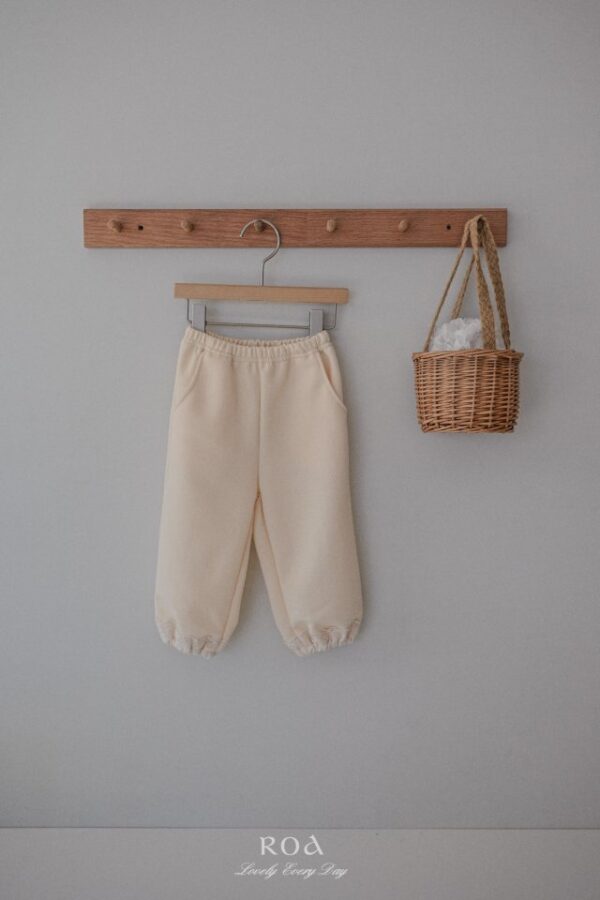 1E0AF934-826A-48FC-A7EC-5C2B104CED15 〖預購〗小小心意蕾絲縮口褲