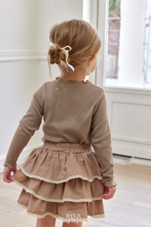 23D5995B-242A-4D6E-9835-D0565B27FF24 〖預購〗百搭日常木耳邊上衣