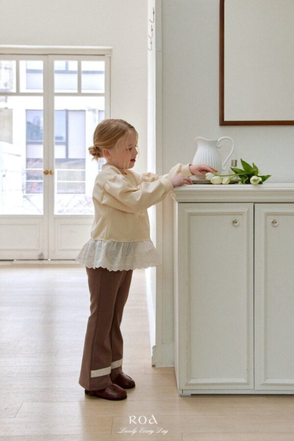 261065A3-09C4-4721-BC0F-767FEC5364DA 〖預購〗春日蝴蝶衛衣