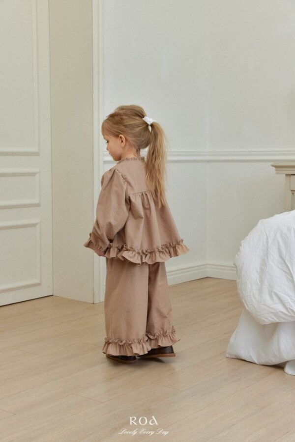 3053E9D4-3E7E-4559-B246-FC38AD2E6F04 〖預購〗小荷葉領柔褶套裝