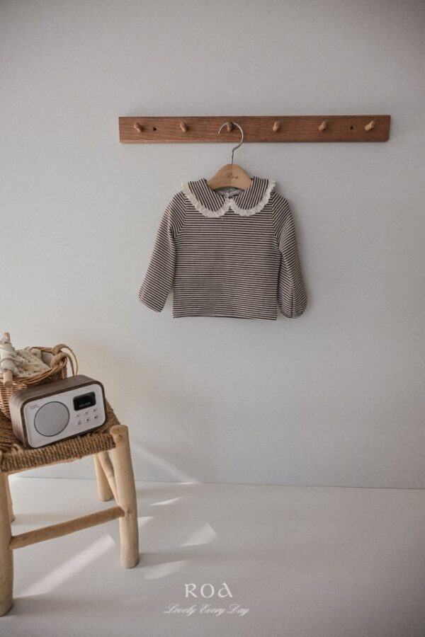 308AEFD1-A84D-42FF-AC91-AE4B1CA419FA 〖預購〗寧靜條紋領片上衣