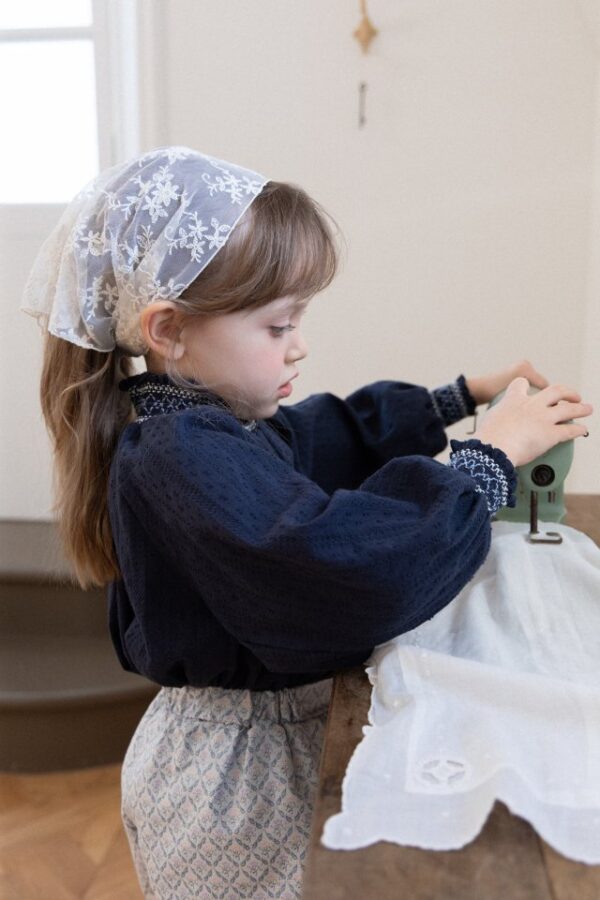 332CEC19-8027-4639-9879-57A5F302C918 〖預購〗艾瑪繡線寧靜上衣