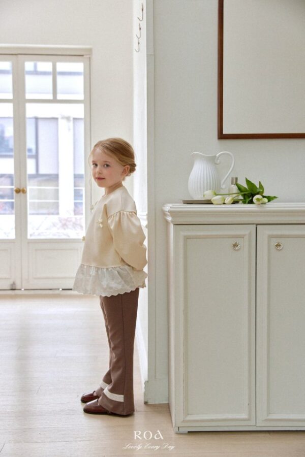 3CBBDDA3-462C-4222-86DA-AF97E95D8F28 〖預購〗春日蝴蝶衛衣