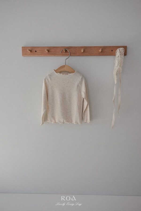 3E16FC85-9C1A-433B-9F80-751F8A8DF1F1 〖預購〗百搭日常木耳邊上衣