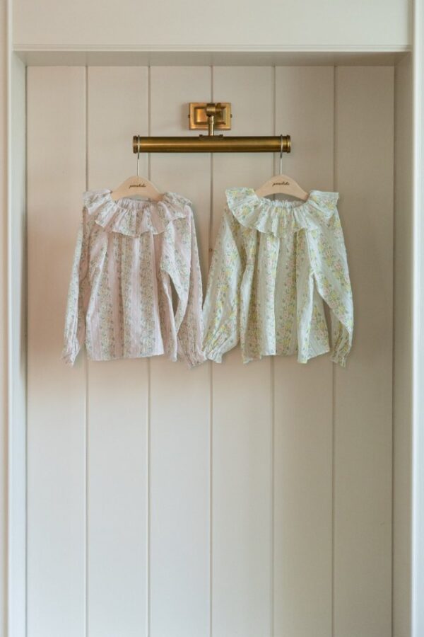 40758C3D-1E3A-44BD-BF1B-64DADEC59360 〖預購〗玫瑰大圓領上衣