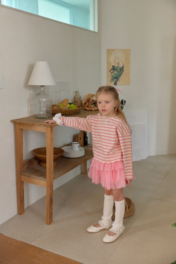 4405E8BC-F1A2-4963-AF4A-03281982711A_1_105_c 〖預購〗聖光小日子條紋上衣