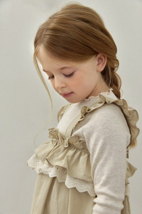 51F048F5-506F-4FF1-8EB4-16B8450E5C6B_1_201_a 〖預購〗蕾絲修身花園吊帶褲