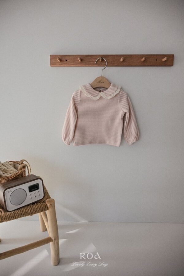 56B4B8B0-4CAA-43AF-8548-C3B4BC697301 〖預購〗寧靜條紋領片上衣