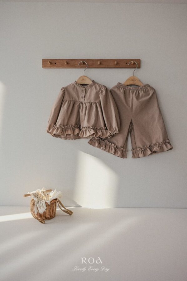 5AD8D88F-7997-4016-B7EC-C0B47E473FC3 〖預購〗小荷葉領柔褶套裝