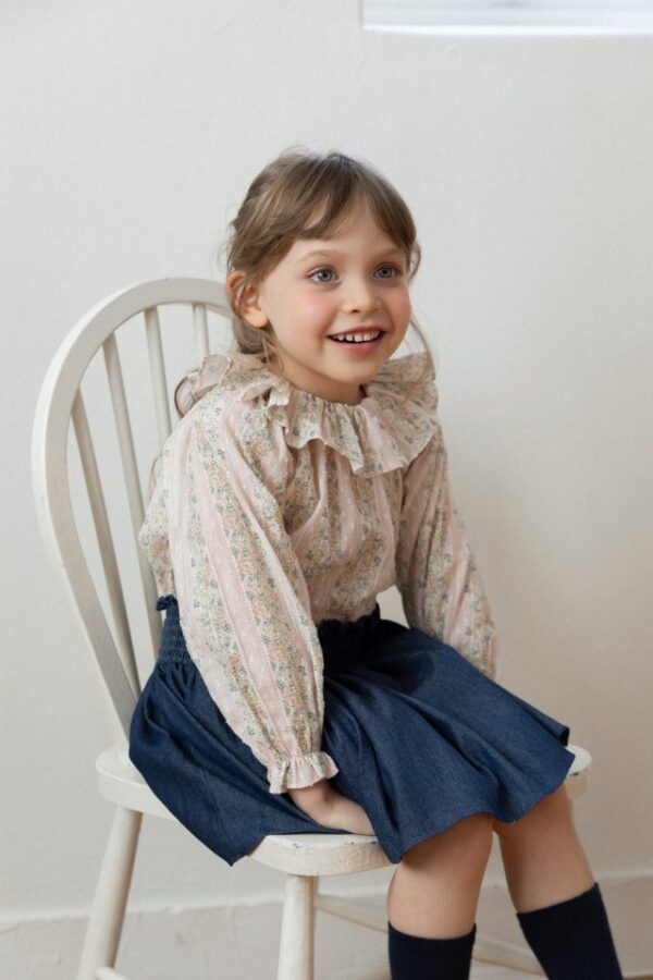 5AFE0053-D73B-42D0-A3B9-90FFA3217D8D 〖預購〗玫瑰大圓領上衣