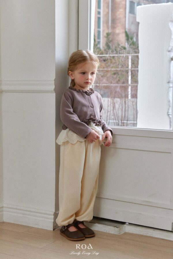 607DF8A7-F7EC-4861-8E4F-75C6A40D5103 〖預購〗小小心意蕾絲縮口褲