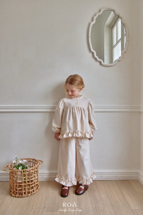 615A2E44-1CF2-40F0-9720-796C19373D11 〖預購〗小荷葉領柔褶套裝