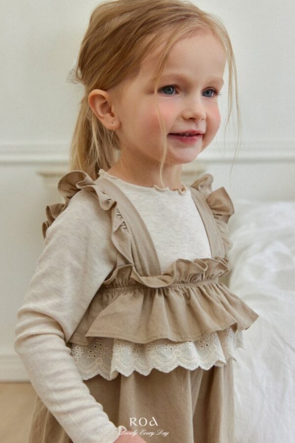 61D213CA-CEB4-4F5D-8C33-76D3A3A72CA3 〖預購〗蕾絲修身花園吊帶褲