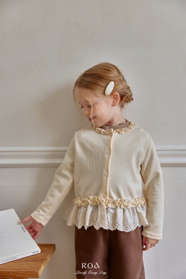 6368DFDA-9166-45D5-8D6F-FA5003920972 〖預購〗柔邊蕾絲拼接開襟衫