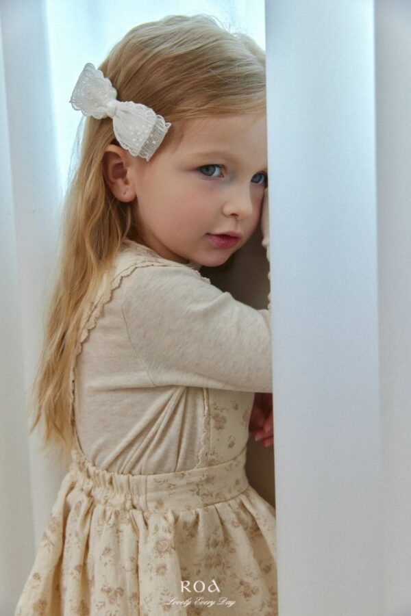 650B150C-1BD5-4B40-AE9F-4B30306AEEBE 〖預購〗百搭日常木耳邊上衣