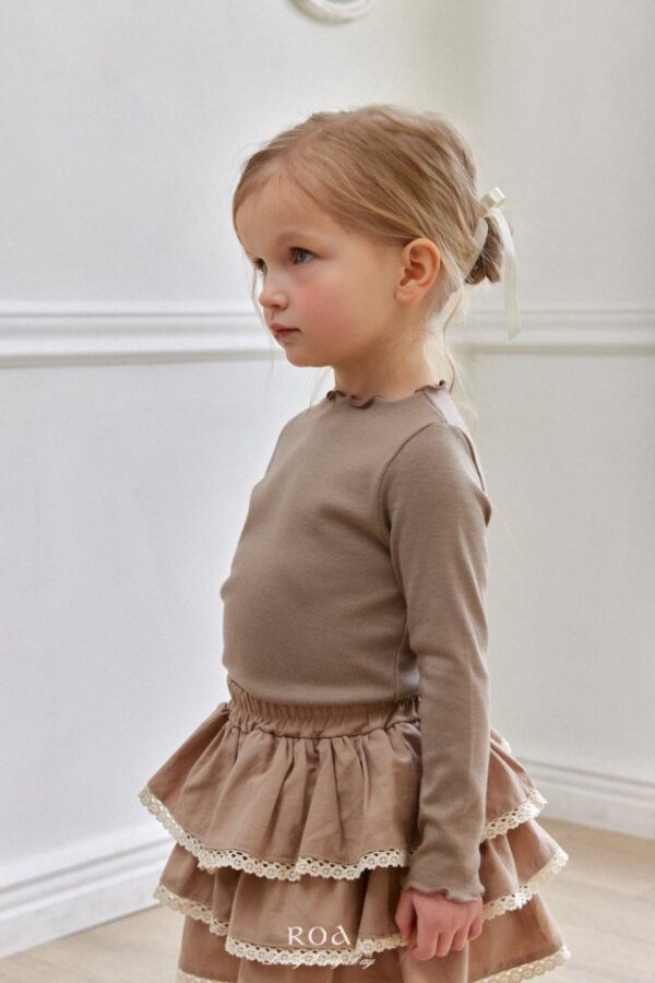 677B2DB4-EE25-4187-94AB-585BFE4AA3C6 〖預購〗百搭日常木耳邊上衣