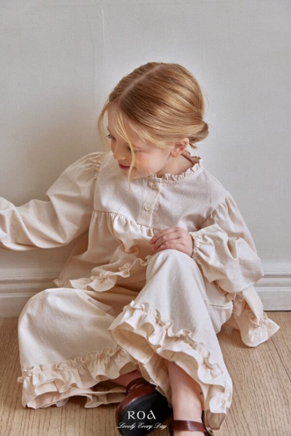 6F8E174E-D0FD-472A-A33C-AB238B6B13DB 〖預購〗小荷葉領柔褶套裝