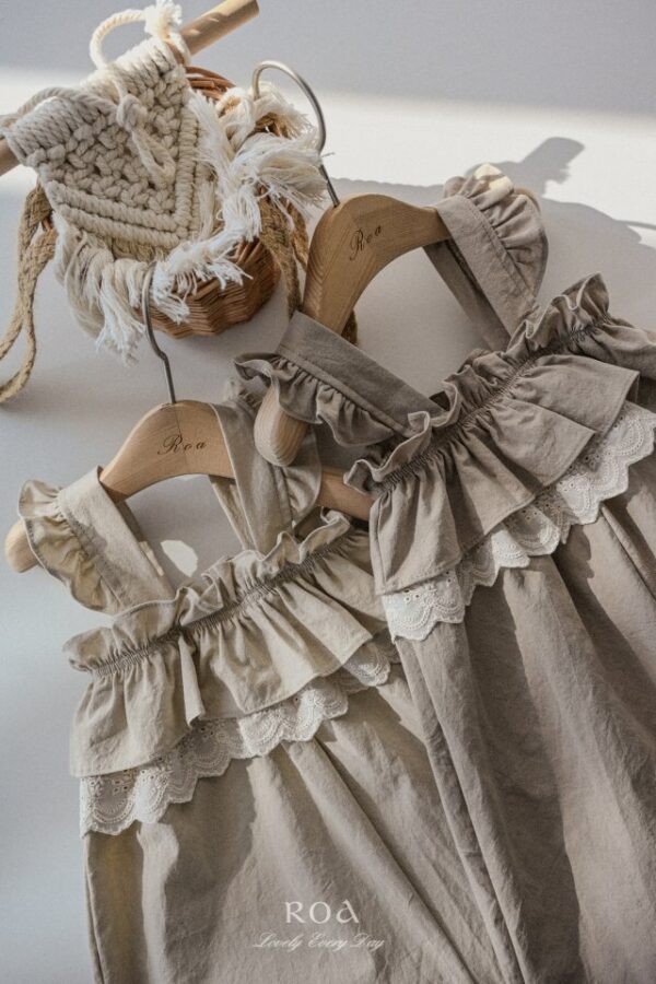 73436FF7-E7BC-412A-A564-582B7F44C9F2 〖預購〗蕾絲修身花園吊帶褲