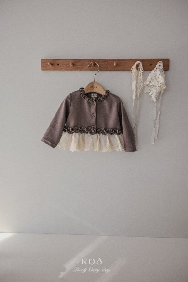 7DDB4C8C-227C-4703-AAE6-2ADAF5EB3150 〖預購〗柔邊蕾絲拼接開襟衫