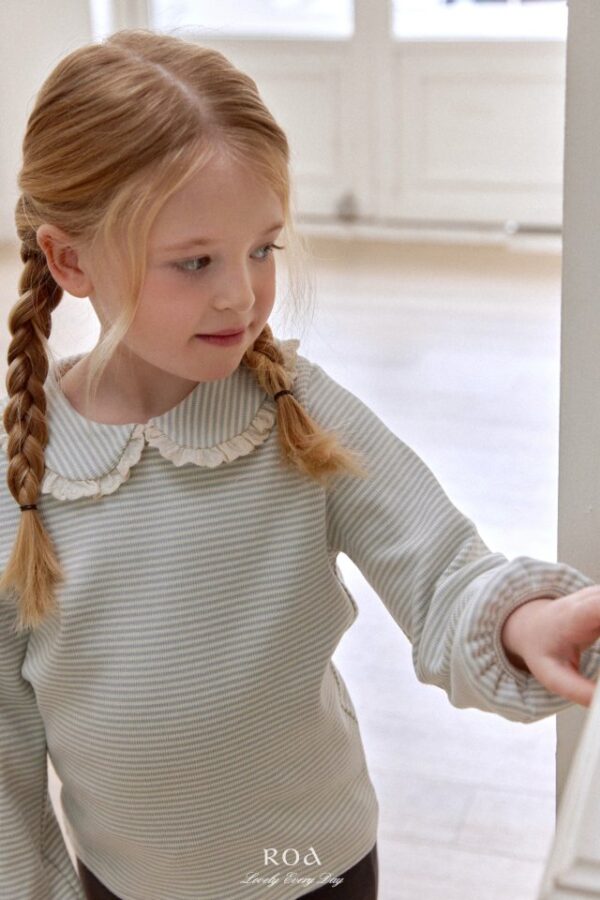 7E12D231-D8C9-42C7-BC11-EDBF8F090BF7 〖預購〗寧靜條紋領片上衣