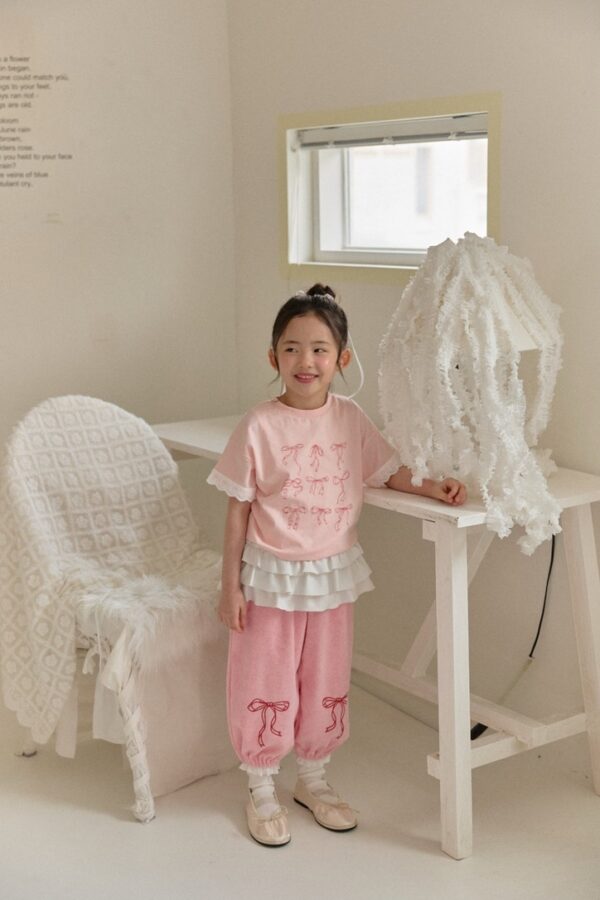 7F19AC07-1D53-4661-A7C5-56D65911D512_1_105_c 〖預購〗絲緞蕾絲拼接上衣