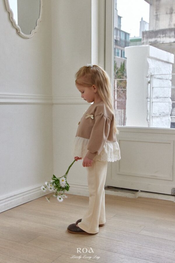 82E980F9-FA02-4B3E-B835-4DEE095AE7CD 〖預購〗春日蝴蝶衛衣