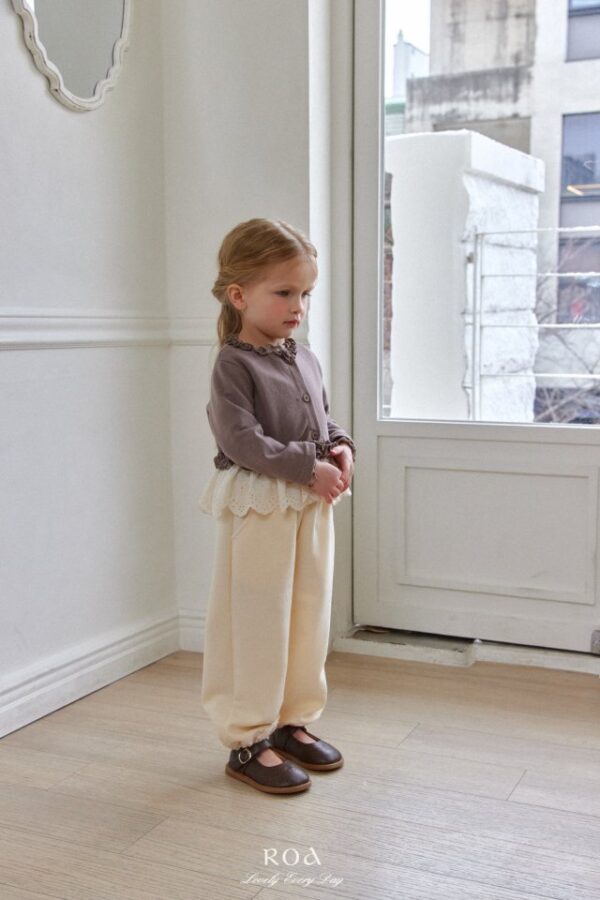 855CCCEC-163F-40DC-8F06-B9A764B3BC61 〖預購〗小小心意蕾絲縮口褲