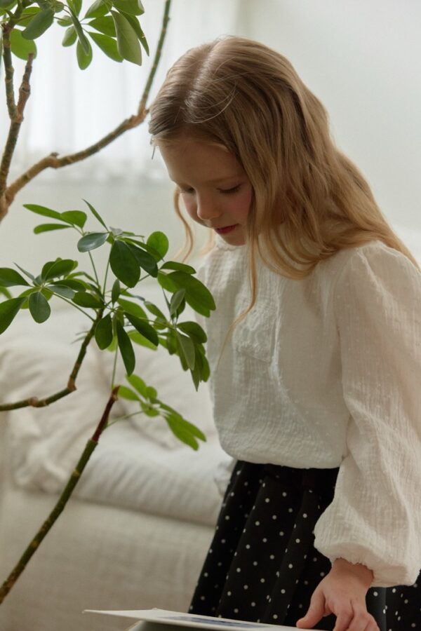 8566EF48-8BCE-4C70-889F-2011E3CFB6A6_1_105_c 〖預購〗艾瑪寧靜上衣