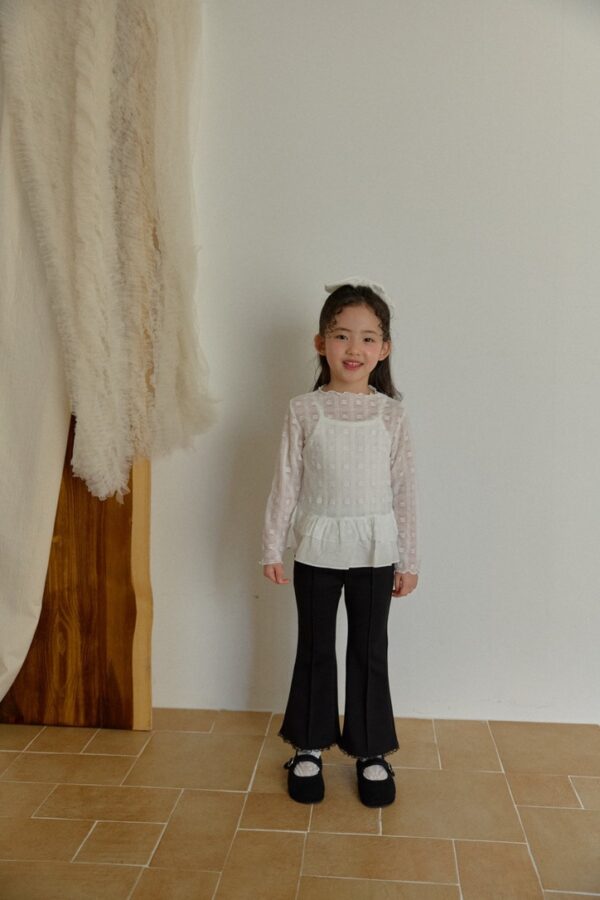 8569819C-6CB0-491A-B63F-AE7591772E84_1_105_c 〖預購〗柔邊星光蕾絲上衣