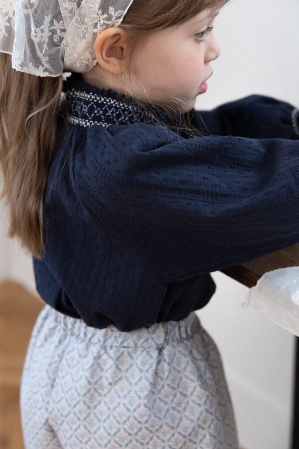 8B0C3E65-A3D4-49FE-9104-DCB8DD93D724 〖預購〗艾瑪繡線寧靜上衣