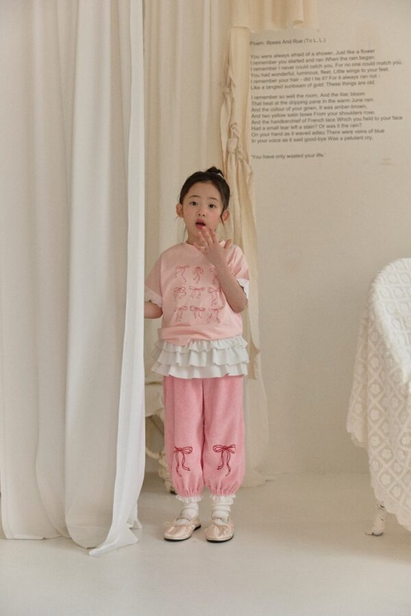 8CB5600E-AFB4-49AE-81B6-8EB762EBF27F_1_105_c 〖預購〗絲緞蕾絲拼接上衣