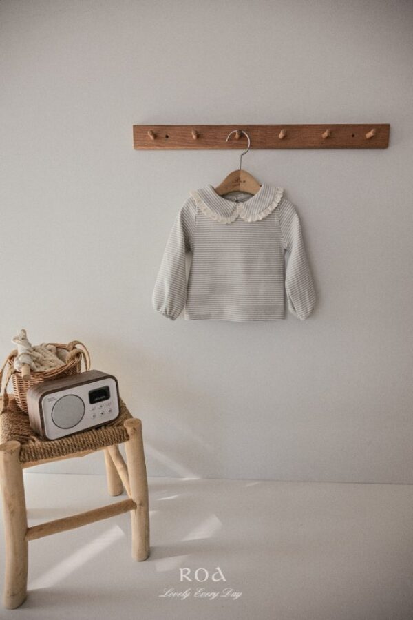 8CBF25B6-1A79-4FA0-8284-DC3A4AA81811 〖預購〗寧靜條紋領片上衣