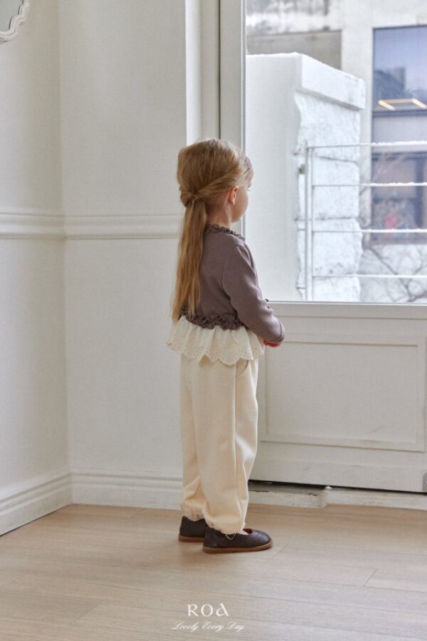 8CD5BE2F-BE88-4ECD-981F-15224E3B7610 〖預購〗小小心意蕾絲縮口褲