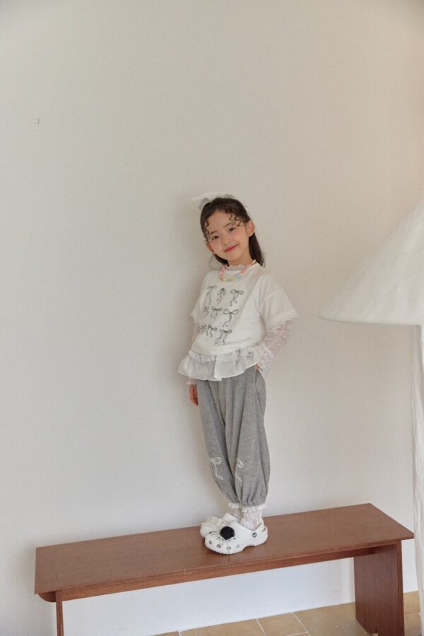 8E6FFBDC-BB3B-40F3-8114-2533228A00E7_1_105_c 〖預購〗絲緞蕾絲拼接上衣