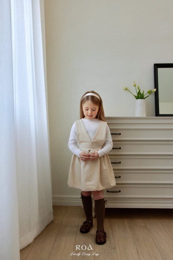 90D61A00-0729-43E6-A3F9-91DA9787E6DB 〖預購〗百搭日常木耳邊上衣