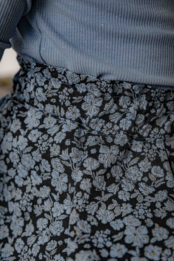 9275C993-8359-4832-8E18-7D8F5E2C2E7A 〖預購〗碎花呢喃裙