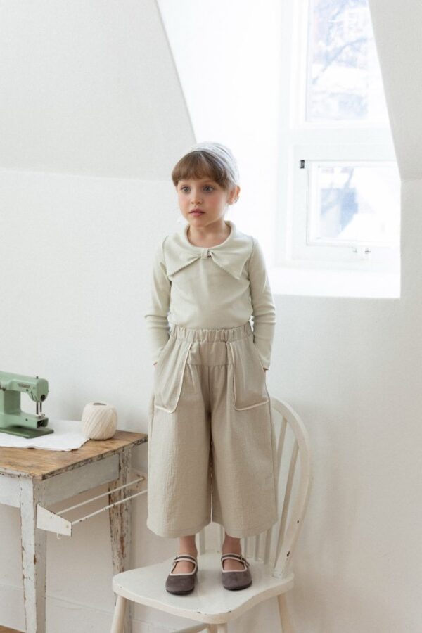 92CCEAFE-6EAA-469F-B4DD-07E5C98AB20B 〖預購〗珍恩蝴蝶領上衣