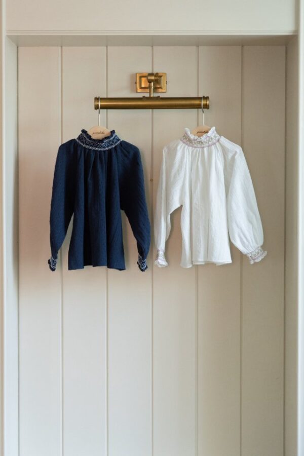 94F786BE-DC46-411A-BDC7-F8CF5CBAF6DA 〖預購〗艾瑪繡線寧靜上衣