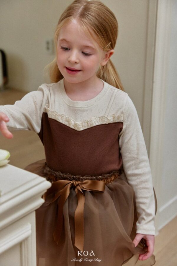 951E46B7-3F03-4D8C-8AC7-49EBC9AB276C 〖預購〗拼色柔影蕾上衣