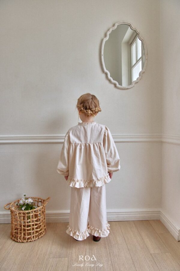 A3F56791-EF23-414E-B340-DF27767A2314 〖預購〗小荷葉領柔褶套裝