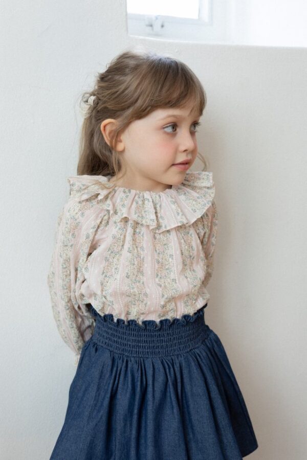 A9E3A8AA-3AF0-40F1-BC6B-1C1D1A83AB0D 〖預購〗玫瑰大圓領上衣