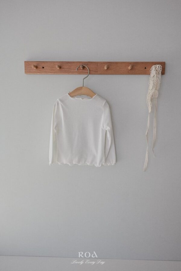 B17A0361-BF09-4254-B2AB-108DBA00E6DF 〖預購〗百搭日常木耳邊上衣