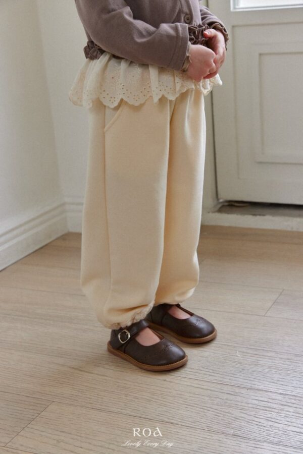 B1FC954C-F786-4FE2-A4DD-FEF433A72E1E 〖預購〗小小心意蕾絲縮口褲